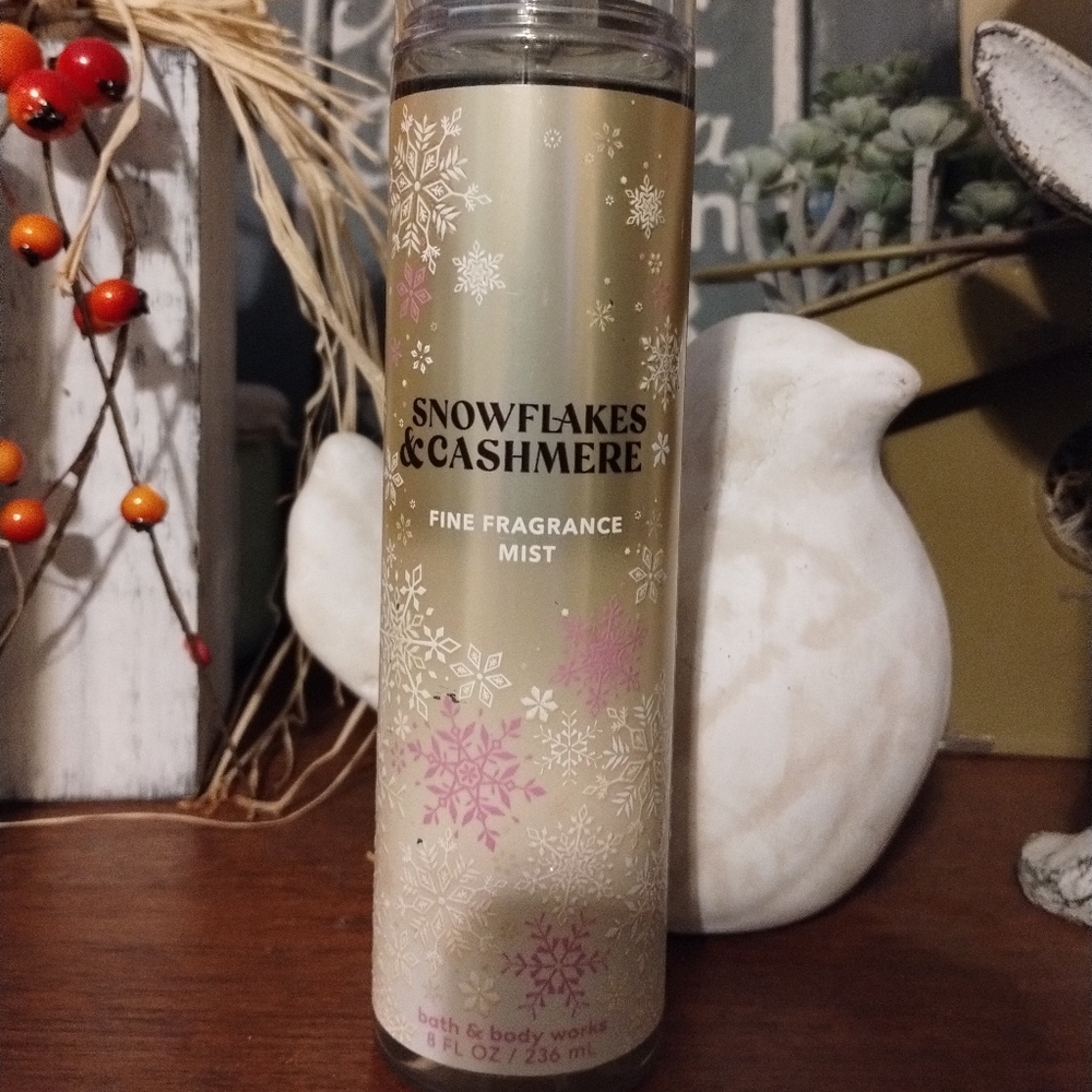 BBW Snowflakes and Cashmere 8oz Fine Fragrance Mist